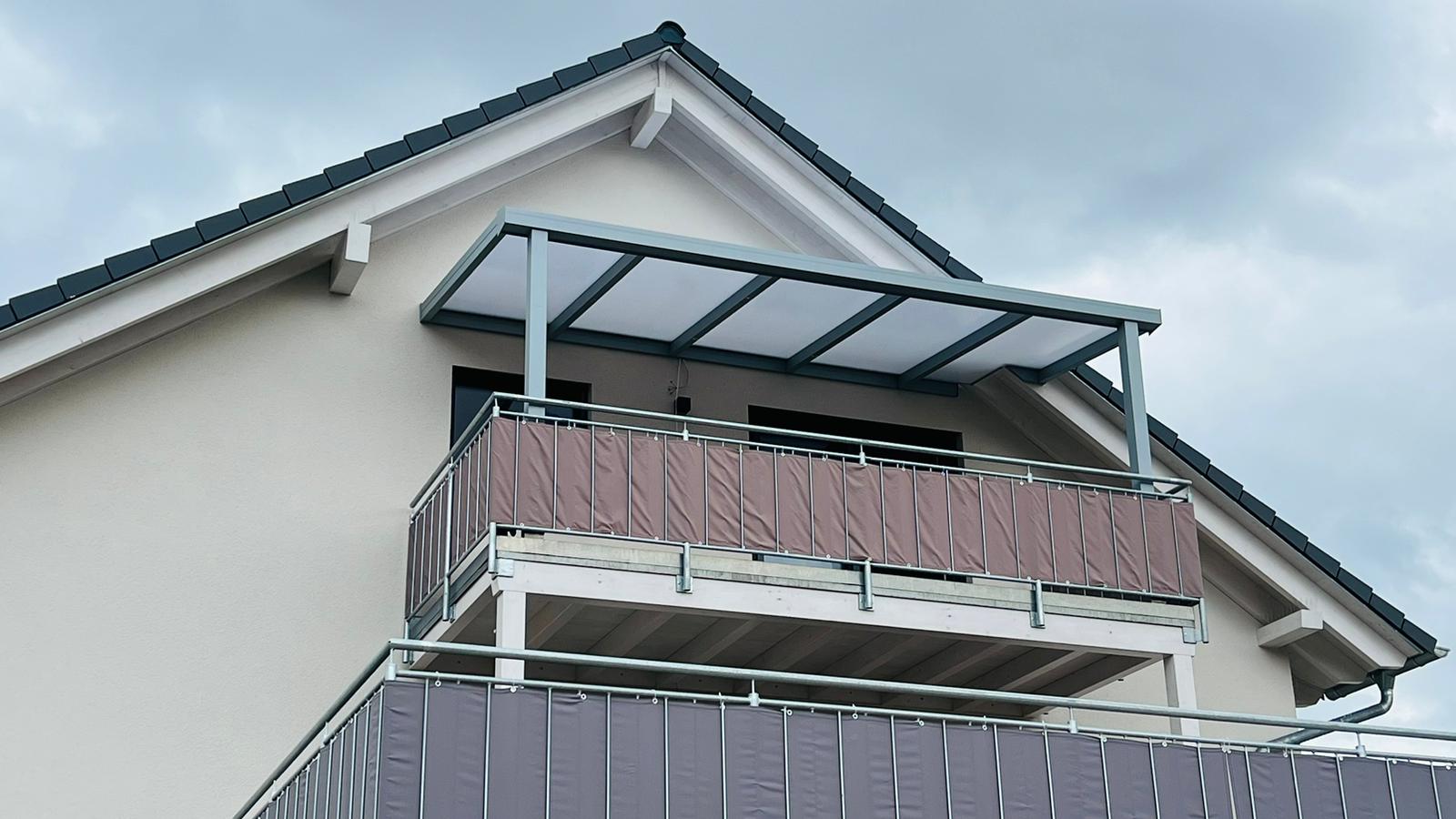 moderne Balkonüberdachung in Donaueschingen in grau mit glas eindeckung