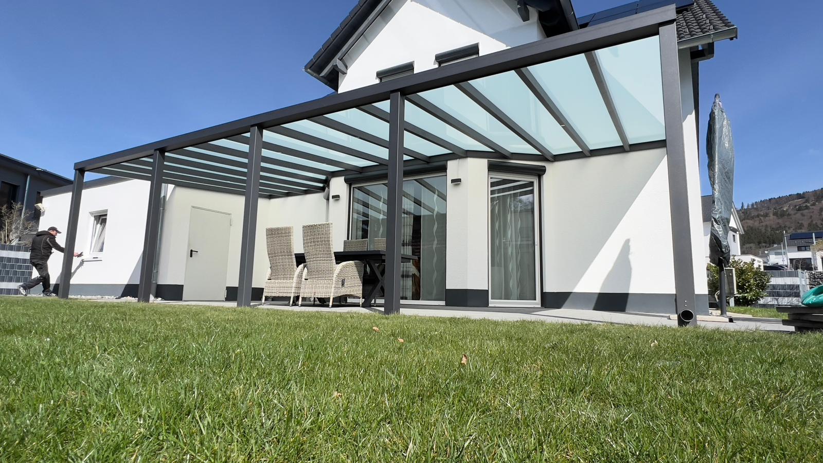 moderne Terrassenüberdachung in Spaichingen und Rottweil in Baden-Württemberg in Anthrazit mit Glasdach