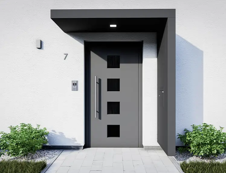 Elegantes Vordach aus Glas und Aluminium schützt den Hauseingang in Baden-Württemberg