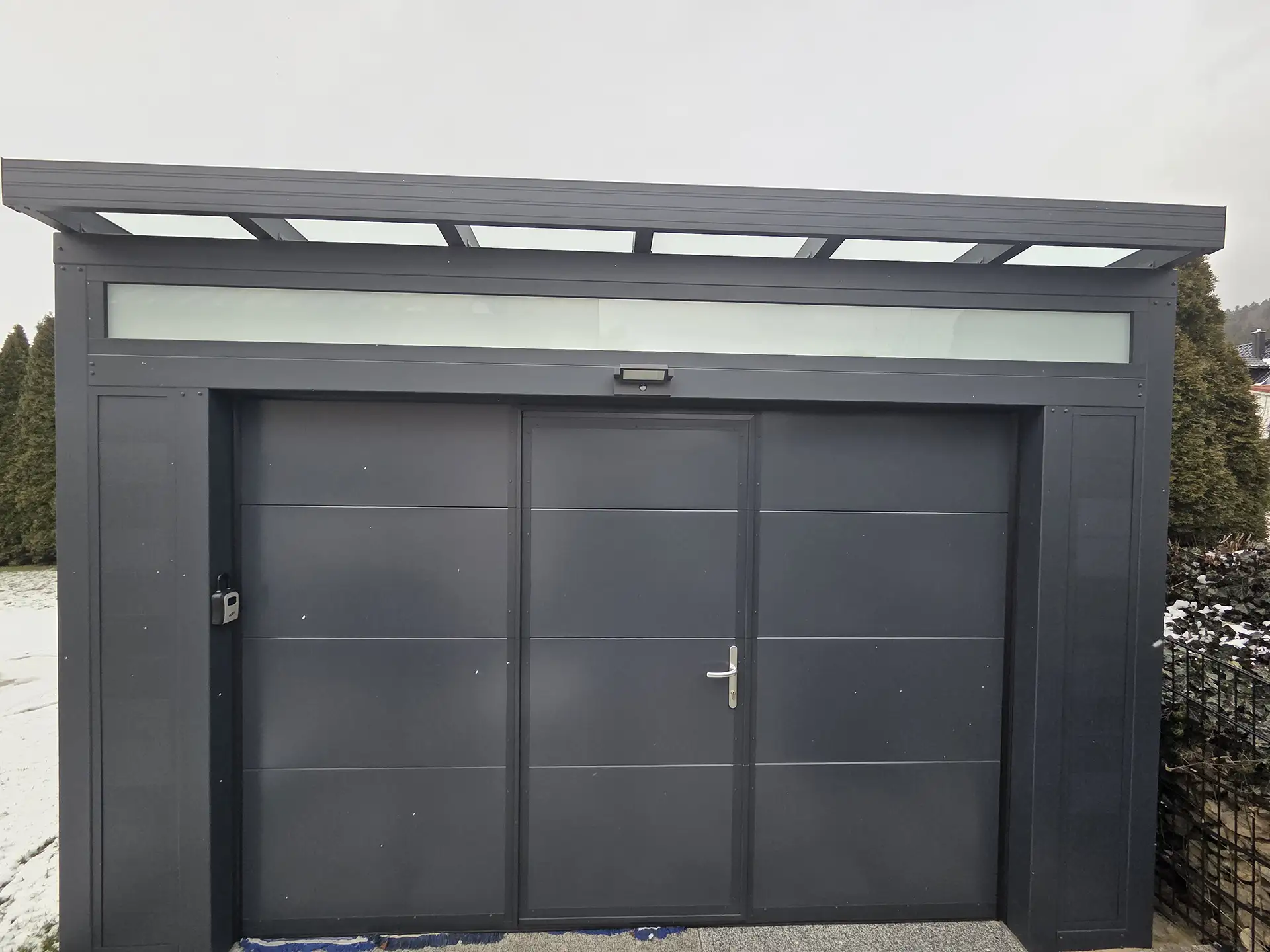 Gerätehaus/Garage in Balgheim aus Aluminium Paneelen